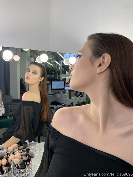 Naakte gelekte OnlyFans-foto van Felicia Vina