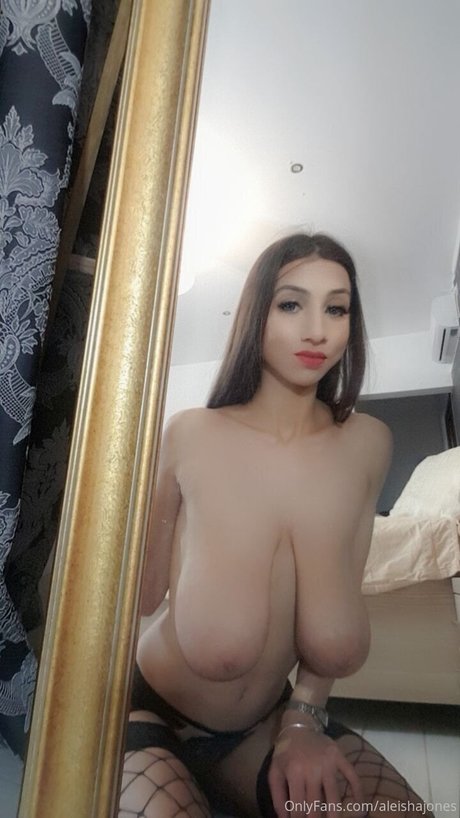 Naakte gelekte OnlyFans-foto van Aleisha Jones