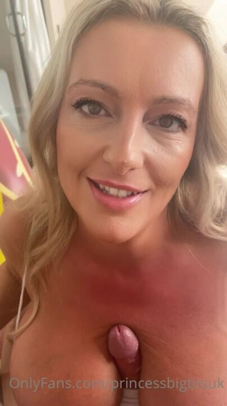 Naakte gelekte OnlyFans-foto van Miss Juicy Lucy