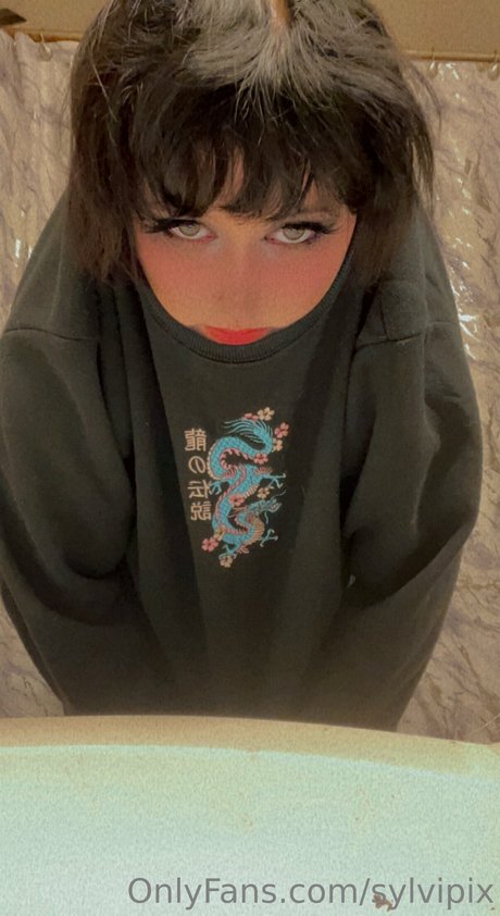 Naakte gelekte OnlyFans-foto van Sylvipix Young Goth Milf