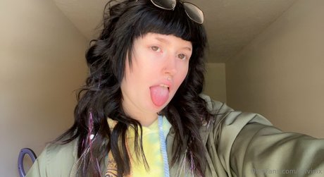 Naakte gelekte OnlyFans-foto van Sylvipix Young Goth Milf