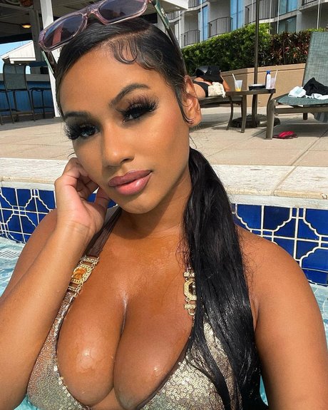 Naakte gelekte OnlyFans-foto van Elisa Saraii