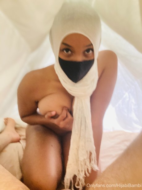 Naakte gelekte OnlyFans-foto van Hijabi Bambi