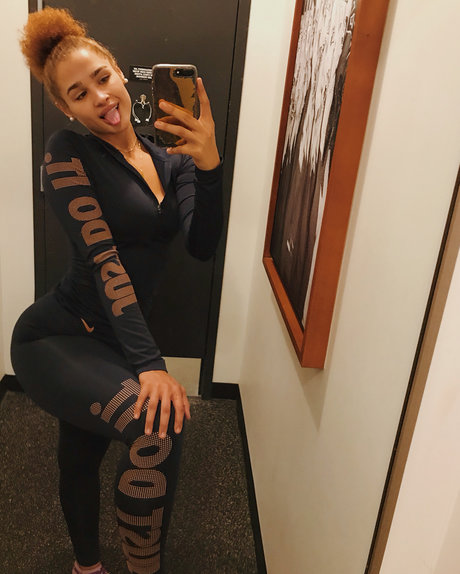 Naakte gelekte OnlyFans-foto van Janae Girard