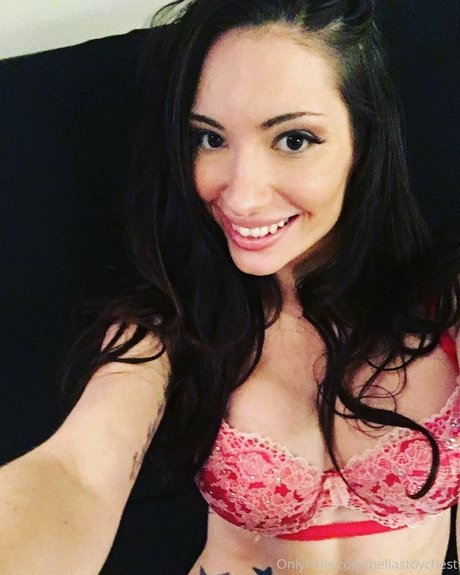 Naakte gelekte OnlyFans-foto van Bellas Toy Chest