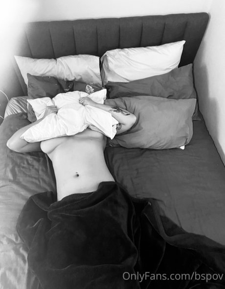 Naakte gelekte OnlyFans-foto van Bellaalouise