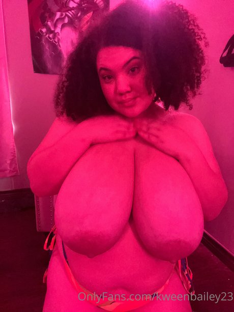 Naakte gelekte OnlyFans-foto van Bailey