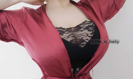 Naakte gelekte OnlyFans-foto van Kittie Is Baby