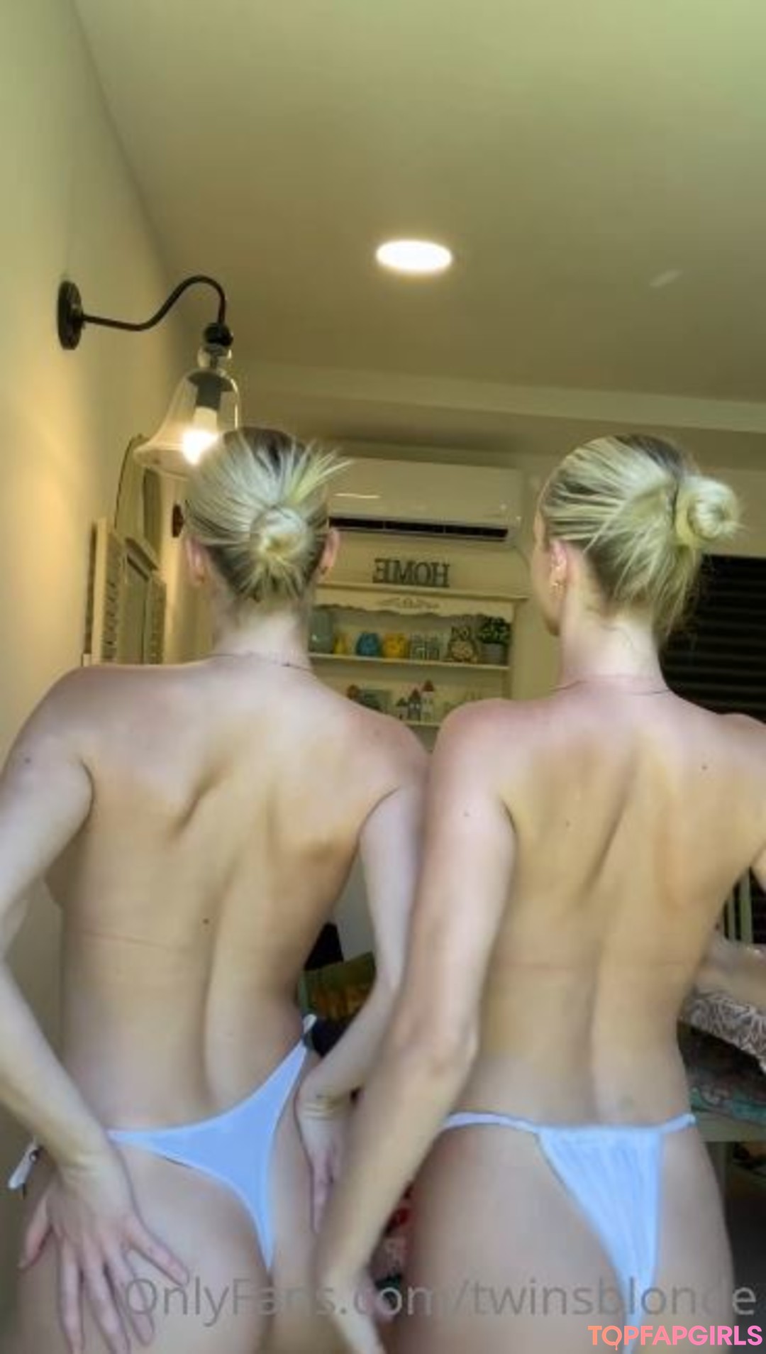 Naakte gelekte OnlyFans-foto van Onlytwinz #91
