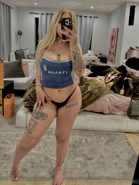 Naakte gelekte OnlyFans-foto van Povlotti