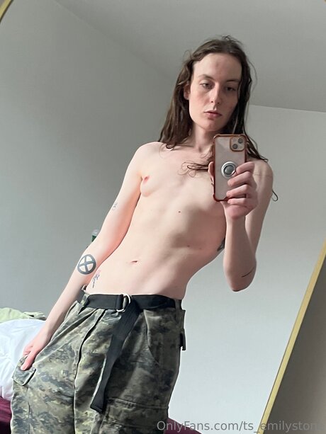 Naakte gelekte OnlyFans-foto van Ts Emilystone