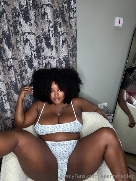 Naakte gelekte OnlyFans-foto van Leeannmedley