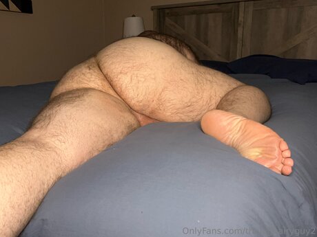 Naakte gelekte OnlyFans-foto van Thebighairyguy2