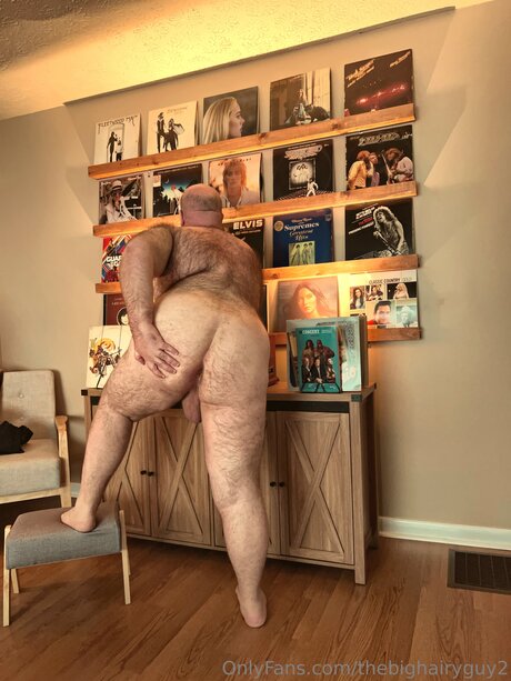 Naakte gelekte OnlyFans-foto van Thebighairyguy2
