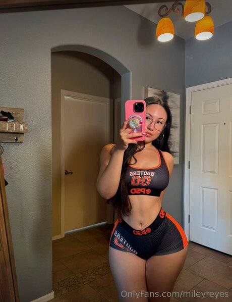 Naakte gelekte OnlyFans-foto van Mileyreyes