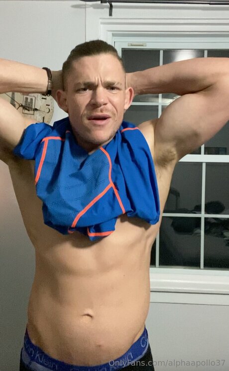 Naakte gelekte OnlyFans-foto van Alphaapollo37