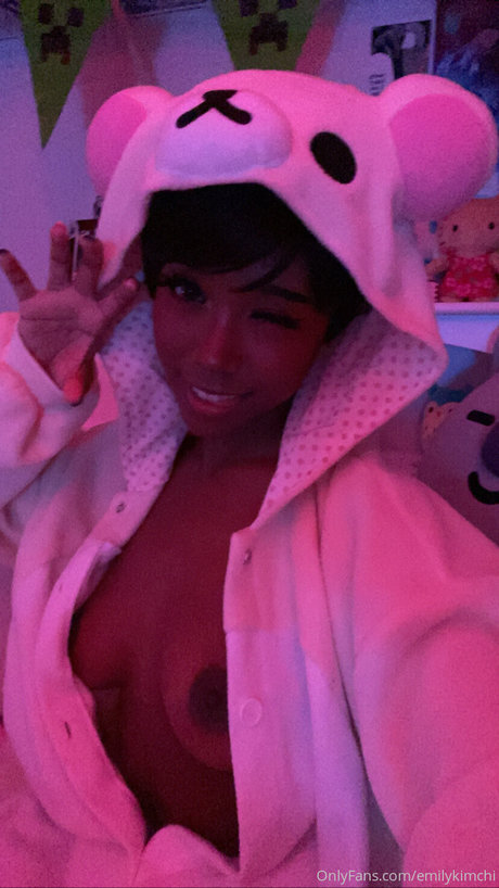Naakte gelekte OnlyFans-foto van Emily Kimchi