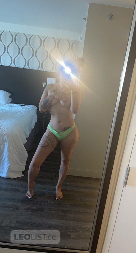 Naakte gelekte OnlyFans-foto van Kennedy Nicole