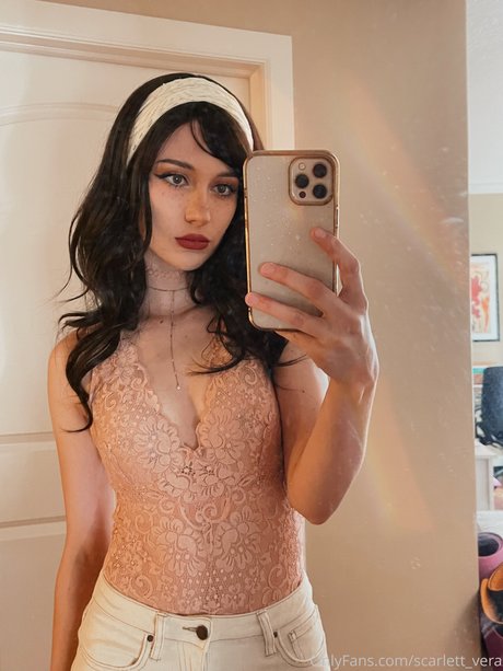 Naakte gelekte OnlyFans-foto van Scarlett Vera
