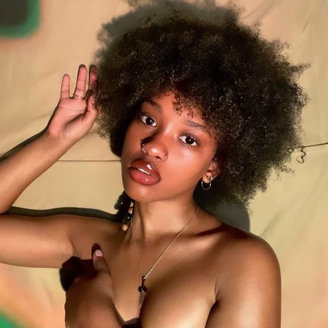Naakte gelekte OnlyFans-foto van Little Me