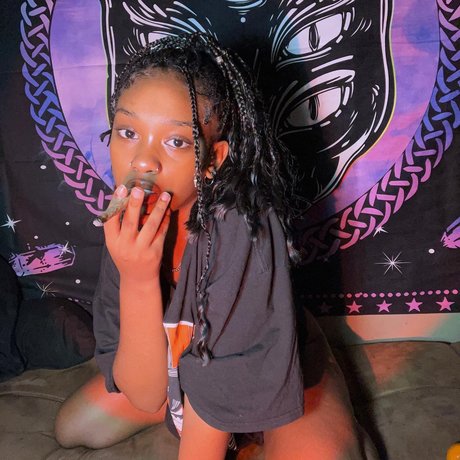 Naakte gelekte OnlyFans-foto van Little Me
