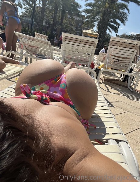 Naakte gelekte OnlyFans-foto van Bella Potocny