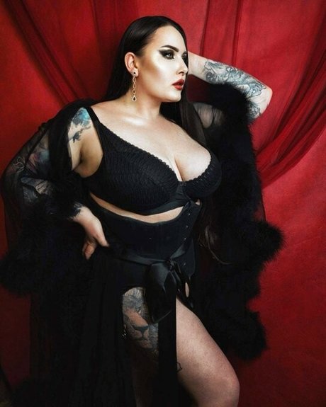 Naakte gelekte OnlyFans-foto van Mistress Karino