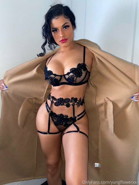 Naakte gelekte OnlyFans-foto van Young Flower