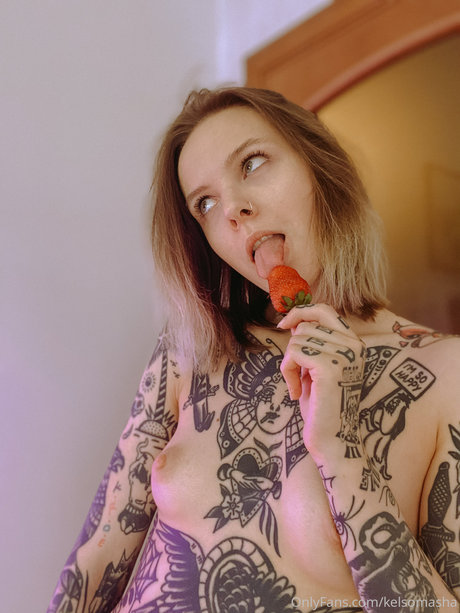 Naakte gelekte OnlyFans-foto van Tattooed Russian