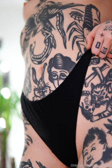 Naakte gelekte OnlyFans-foto van Tattooed Russian