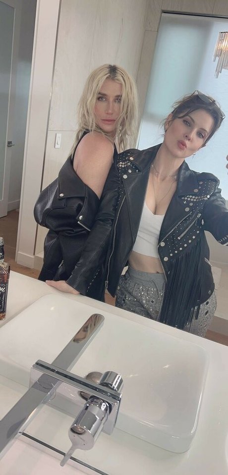 Naakte gelekte OnlyFans-foto van Amanda Cerny