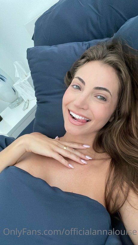 Naakte gelekte OnlyFans-foto van Anna Louise