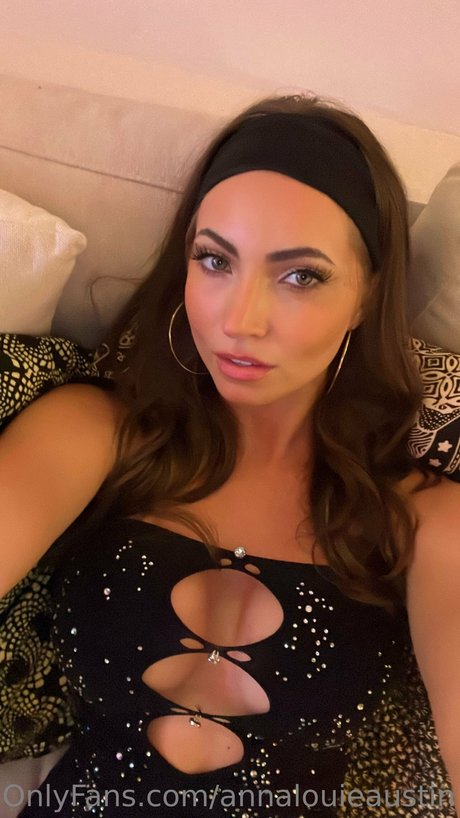 Naakte gelekte OnlyFans-foto van Anna Louise