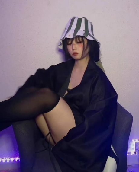 Naakte gelekte OnlyFans-foto van Mooncak Eva