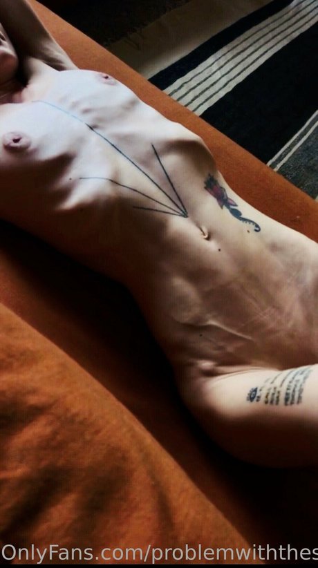 Naakte gelekte OnlyFans-foto van Problem With The Sun