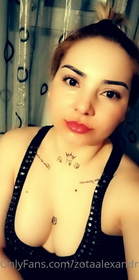 Naakte gelekte OnlyFans-foto van Zotaalexandra