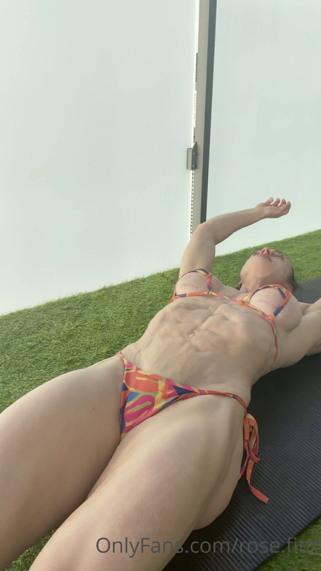 Naakte gelekte OnlyFans-foto van Rose Fittt Fitnfreaky