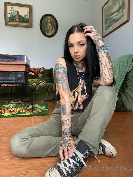 Naakte gelekte OnlyFans-foto van Taylor White