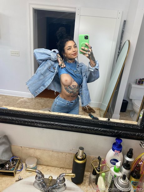 Naakte gelekte OnlyFans-foto van Taylor White