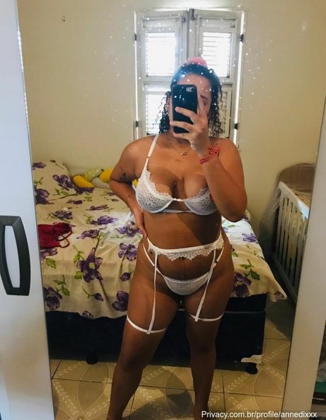 Naakte gelekte OnlyFans-foto van Annedixx