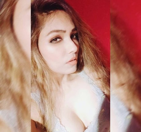 Naakte gelekte OnlyFans-foto van Zoya Rathore