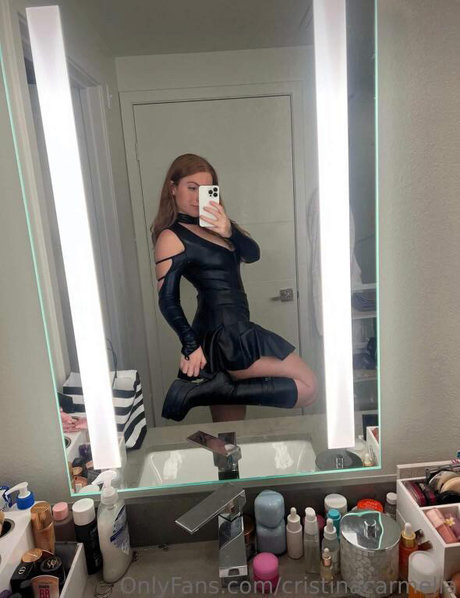 Naakte gelekte OnlyFans-foto van Cristina Carmella