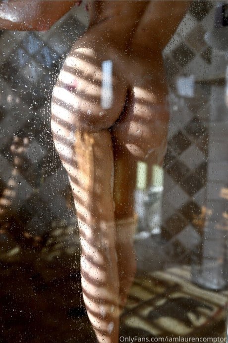 Naakte gelekte OnlyFans-foto van Lauren Compton