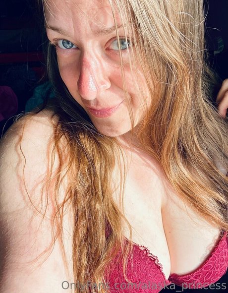 Naakte gelekte OnlyFans-foto van Alaska Princess