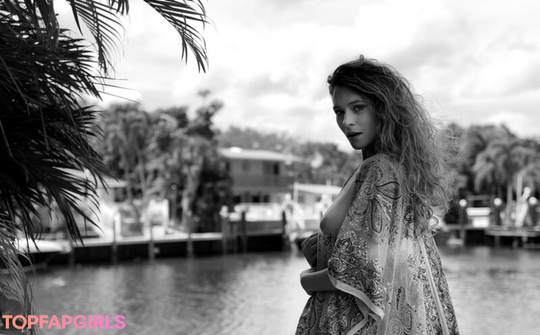 Naakte gelekte OnlyFans-foto van Alice Antoinette #1081