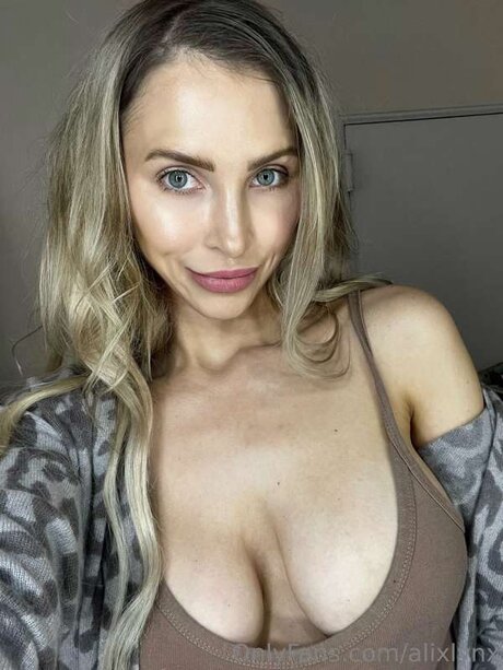 Naakte gelekte OnlyFans-foto van Alixlynx