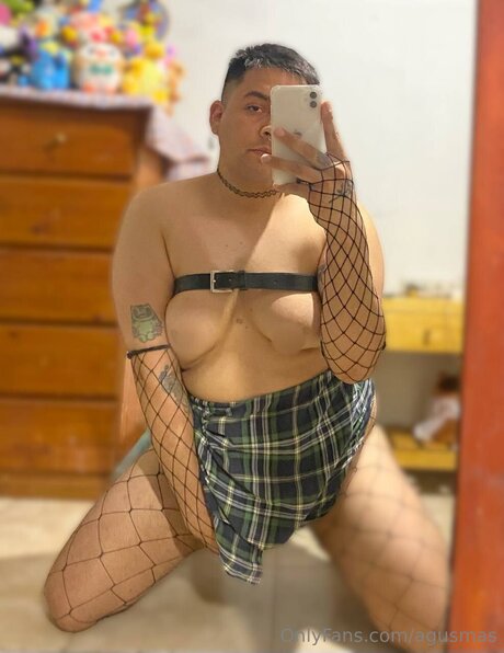 Naakte gelekte OnlyFans-foto van Agusmas