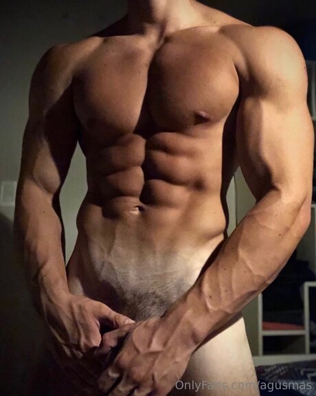 Naakte gelekte OnlyFans-foto van Agusmas