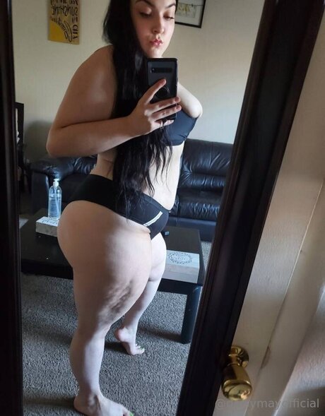 Naakte gelekte OnlyFans-foto van Daisymayofficial