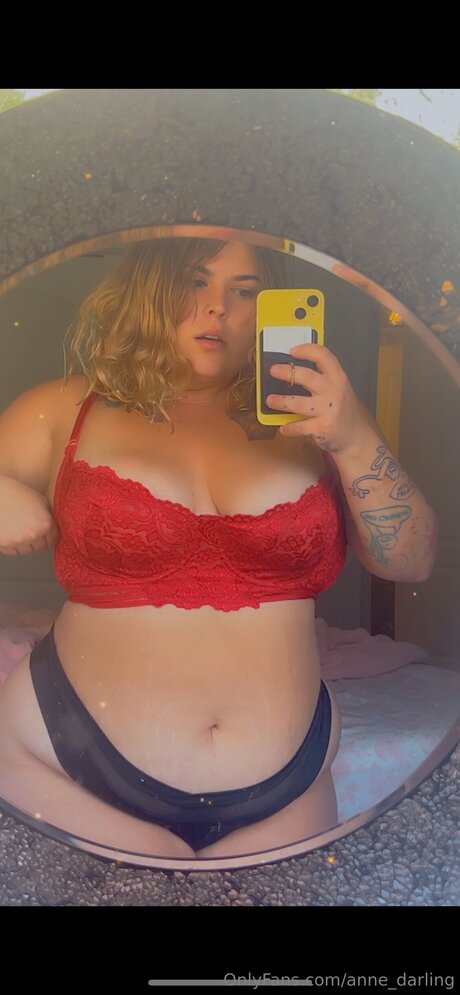 Naakte gelekte OnlyFans-foto van Anne Darling